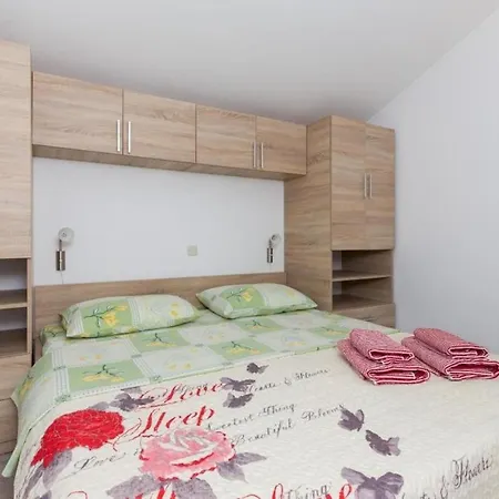 Memunic - One Bedroom With Balcony And Sea View *